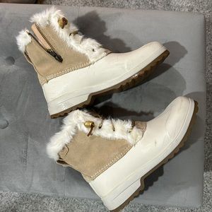 Sperry repel boots with fur